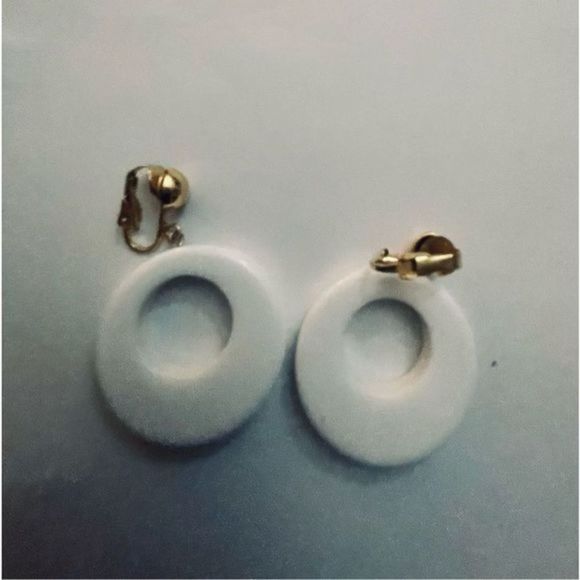 WHITE CIRCLE CUT OUT EARRINGS - Picture 1 of 6